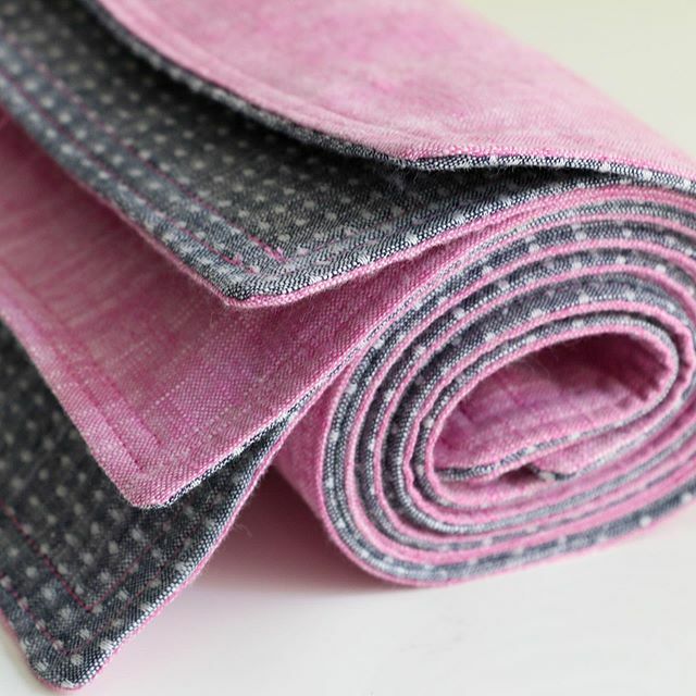 Pretty little roll of handmade, washable, reusable, reversible placemats that you can make in any color or pattern to suit your fancy and reflect your style, season or holiday. 
Uuuuum yes. 👊🏼😃 ift.tt/38EH3Kw