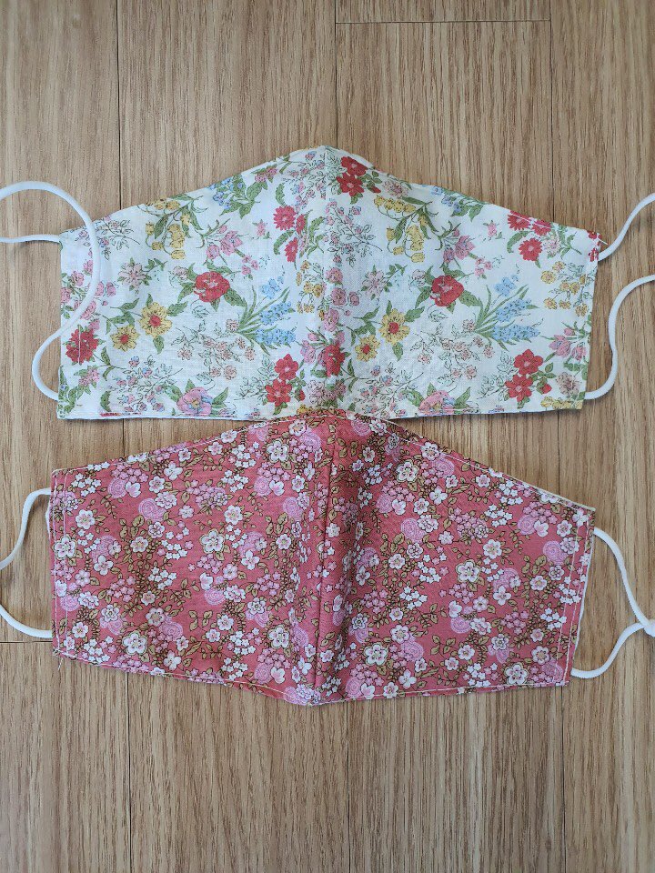 이북5도위원회 부녀회 작품. 회원들께서 재봉틀로 만드십니다. 2천 개가 되면 대구에 보내시겠답니다. 이런 운동이 곳곳에서 이어집니다. 감사드립니다. 코로나전쟁. 우리는 이길 수 있습니다.