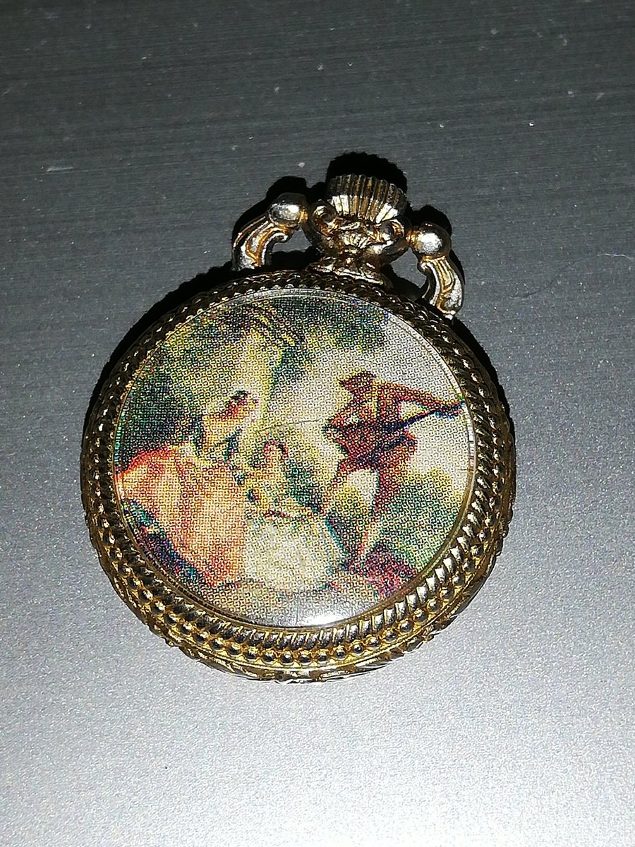 LDGenealogie's tweet photo. Bonjour à tous, quelqu'un a t-il unr idée de l'utilité de cet objet et du nom de cette œuvre, j'ai cherché sur internet j'ai pas réussi à trouver. C'est un objet qui m'a été donné par ma grand mère j'y tiens donc énormément 🙏 #Généalogie #Patrimoine #ObjetsCollection https://t.co/Jgj9aFhQ8c