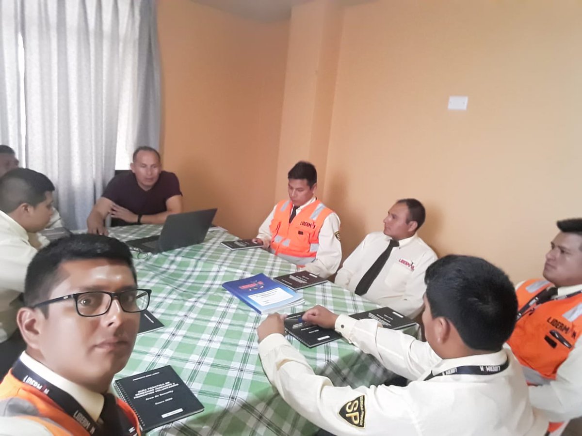 Christi34200062's tweet photo. Unida Marcobre Muelle... capacitación SSOMA...Siempre para adelante... https://t.co/fiAxOo5gk6