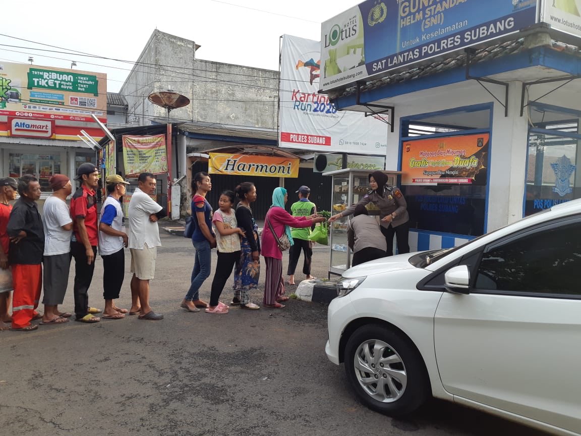 lantas_subang's tweet photo. Pengisian Outlet sedekah makanan dan minuman gratis untuk kaum dhuafa .
.
.
Yang mau berbagi juga bisa datang langsung ke outlet π
#polisi #polisiindonesia #sedekah #subang #exploresubang #polantasindonesia https://t.co/rOWX2dcv1o