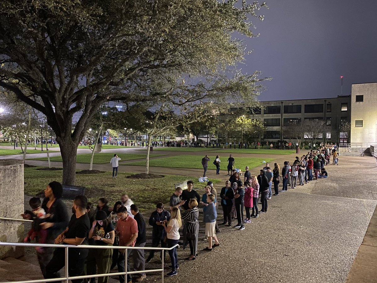 AriBerman's tweet photo. 6 hour lines in Texas last week
2-3 hour lines in Michigan & North Dakota today
This is no way to run an election https://t.co/ahQtmZ1qZy