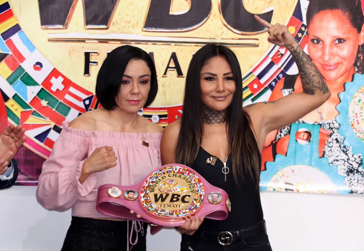 diosasolimpicas's tweet photo. #BoxeoFem 🥊
¡ES OFICIAL!
Habrá COMBATE de lujo: El 9 de mayo se enfrentan las campeonas mundiales @JACKIENAVA_of “La Princesa Azteca” y @maryjuarezcute “La Barby”.
DESTACA: La Barby expone el cinto mundial gallo WBC además de estar en juego el título mundial Diamante del #WBC https://t.co/pvRBBHsVcc