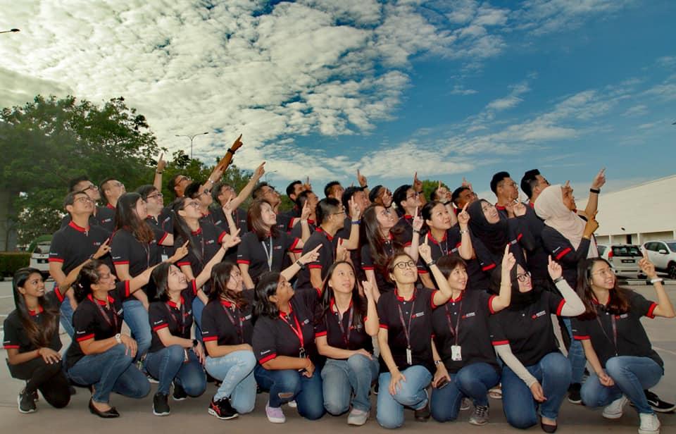 Keysightcareers's tweet photo. #TheSkyIsTheLimit for Keysight’s
Electrical Materials Engineering team! Nothing is impossible when your colleagues are your friends. Together, we are #KeysightStrong.
#KeysightLife #FunAtWork https://t.co/BnWqBjYEze