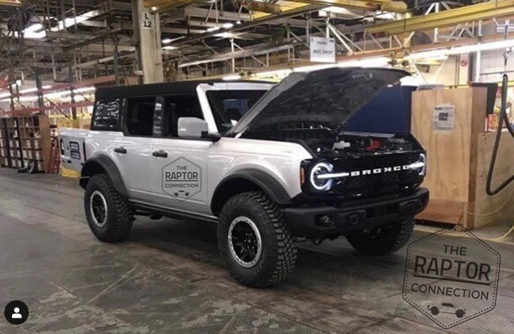 CARandDRIVER's tweet photo. What do you think of the 2021 @Ford Bronco? https://t.co/3vE9UBmOyb https://t.co/0BGDoav0Ya
