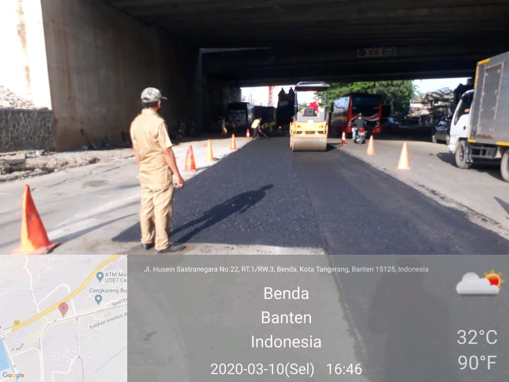 Pekerjaan perbaikan jalan rusak di lokasi Jalan Husein Sastranegara Kecamatan Benda Kota Tangerang. #TangerangAYO