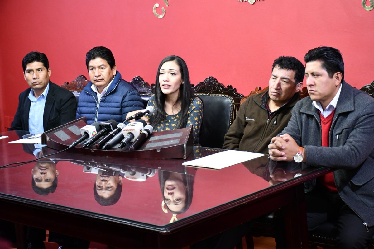 Adriana1989sa's tweet photo. Si existe alguna marca para sellar el gobierno de facto de la señora Añez es crisis económica,  producto de una administración improvisada en la gestión pública, provocando la suspensión de Bonos Sociales (Juana Azurduy, Renta Dignidad), y colocando en peligro el Juancito Pinto. https://t.co/cBOZVQ3CMZ