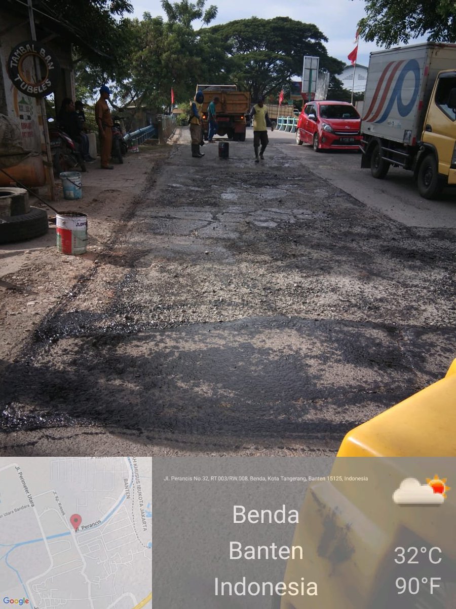 Pekerjaan perbaikan jalan rusak di sekitaran Jalan Perancis Kecamatan Benda #TangerangAYO <a href="/Kota_Tangerang/">KOTA TANGERANG</a>