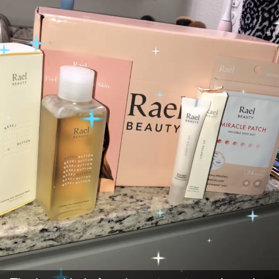 warner_lauren's tweet photo. Loving this product line from Rael! The acne dots are “spot on” and really work wonders and their spot corrector is so light and balmy! Not to mention the cute packaging. So happy to have gotten to try this #Free, thanks @influenster !💕✨ #complimentary #RaelBeauty https://t.co/LusDAi1CIO