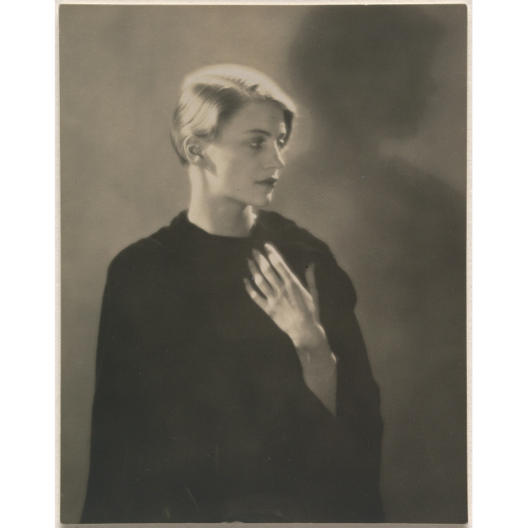  Great photographers by great photographersLee Miller by Man Ray, c. 1930 @smithsoniannpg