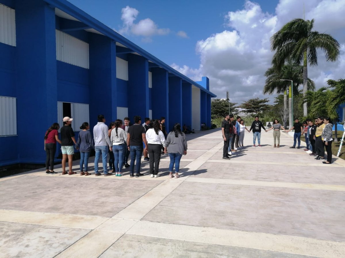 silvia_colorado's tweet photo. El #DNM54 en pleno ☀️ haciendo una dinámica #IdentidadUT #ChallengeUT en clase de #MercadotecniaEstratégica de @EAreyzaga en @UTCancun @JulianAguilarE https://t.co/a7PhPj3feF