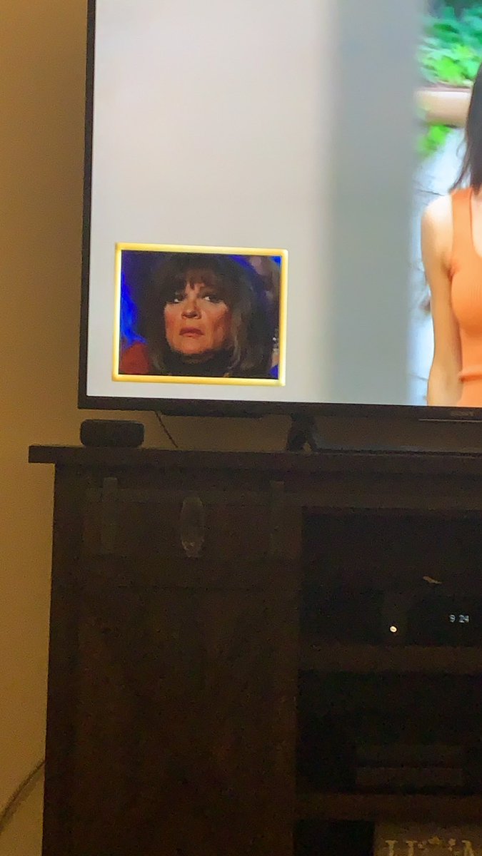 ashlee_murphy14's tweet photo. This box is changing the fucking game and I’m here for it #TheBachelor https://t.co/27rzgjO0wZ