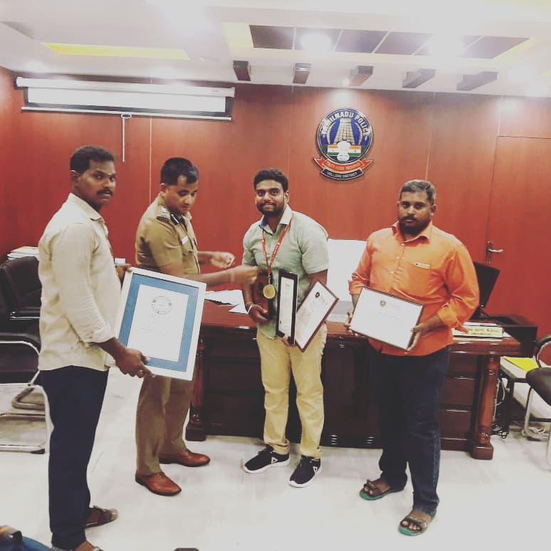 Naresh_NKR's tweet photo. Superintendent of Police vellore district... Wishes for double world record... Motivating to achive more achievements for vellore. 
Thank you sir for your blessings...

#World_Record_holder
#vellore
#superintent_of_police
#Guinness_book_of_world_record
#Limcabook_of_world_record https://t.co/EaAEYA4cdA