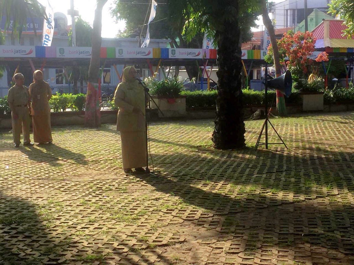 ratihromadhoni's tweet photo. Sosialisasi PBLHS kpd siswa SMPN 5 Madiun (Senin,22/07/2019) dlm rangka:
1. membuang sampah terpilah
2. membentuk pokja
3. merawat taman vertikal
4. pojok baca terintegrasi LH
5. lomba kebersihan
6. lomba mading dgn tema "Hari Ozon"
7. lomba 3R https://t.co/alzfzoT8H4