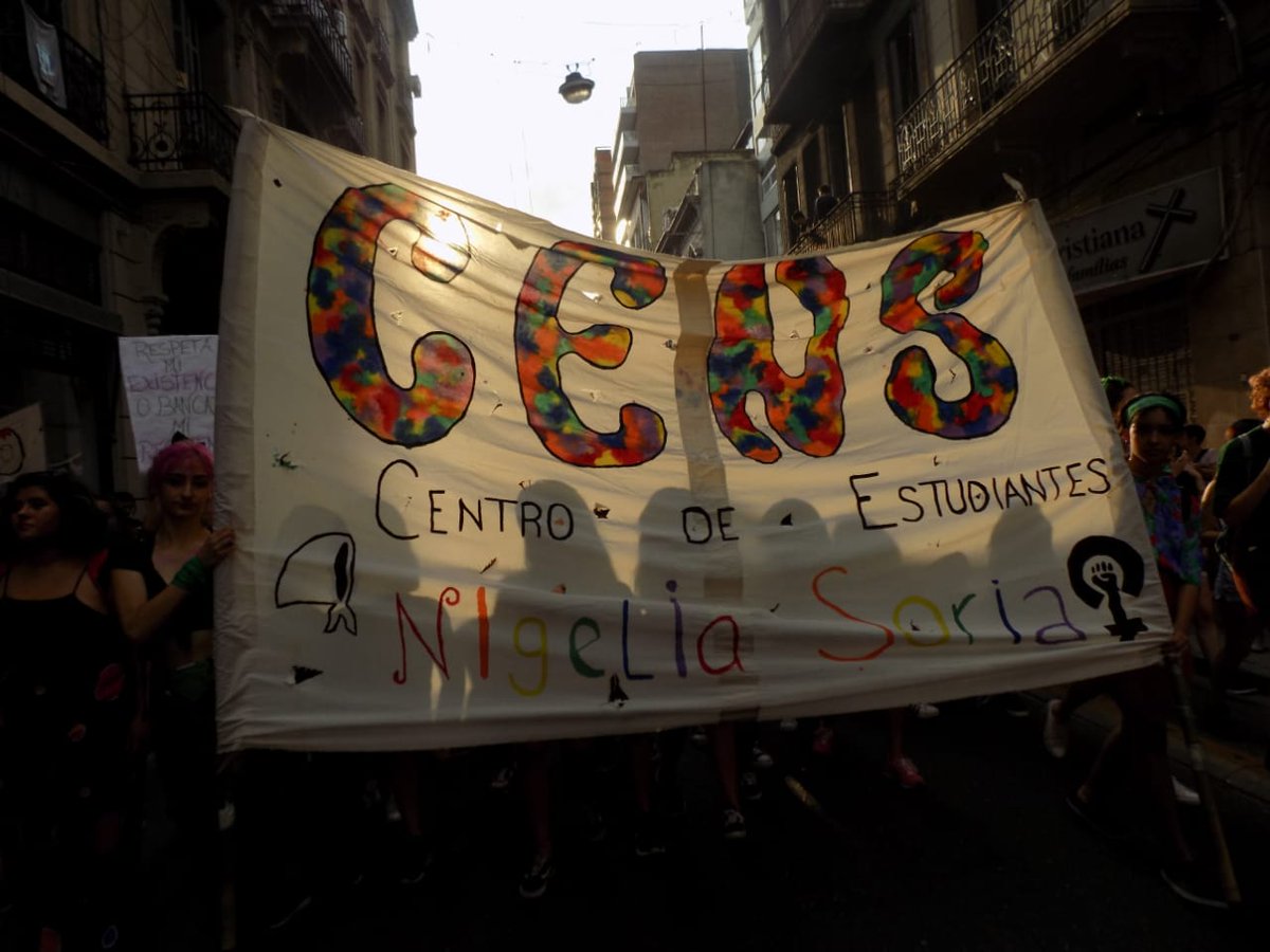 CentroNigelia's tweet photo. este 9 de marzo lxs pibxs nos hicimos presentes en la calle, marchamos llenxs de convicción y sororidad por un futuro sin miedo y con igualdad de género 💚👊🏼
fotos por:
@JimeOm01 
@Nina17811815 https://t.co/c2bxwiC5T2