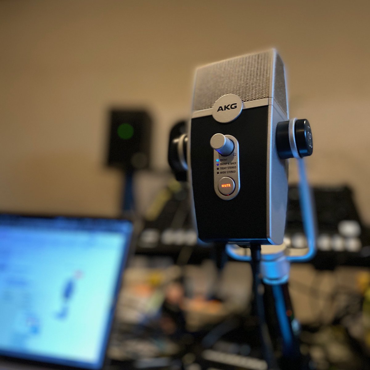 AMT_TYO's tweet photo. 3.20のAbleton Meetup Tokyoで使おうと思っている配信用USBステレオマイクのAKG LYRA-Y3。
ステレオマイクなのでカプセル2個かと思いきや4個内蔵で、フロントとリアそれぞれステレオになったりします。
まだ本格導入前ですが見た目も良い感じ。詳細は↓
https://t.co/FGJ8Y3KACG
#AKG
#AMT29 https://t.co/Lw6fkspcxJ