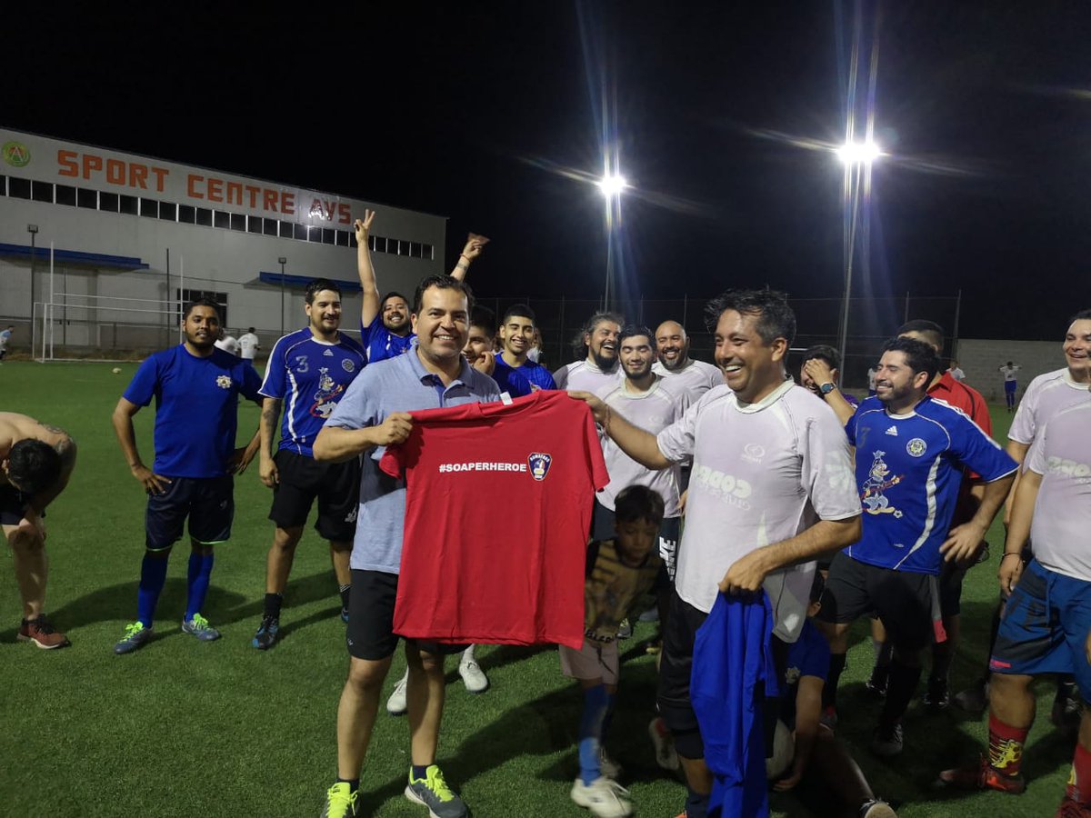 Aricabomberos's tweet photo. En Academia Deportiva entre @CU4RT4RIC4 y @3raCompania Superintendente entrega polera de #SOAPERHEROE promoviendo la campaña @SoapBomberos @BomberosdeChile @Arica_Bomberos https://t.co/hdGeOP1h2z