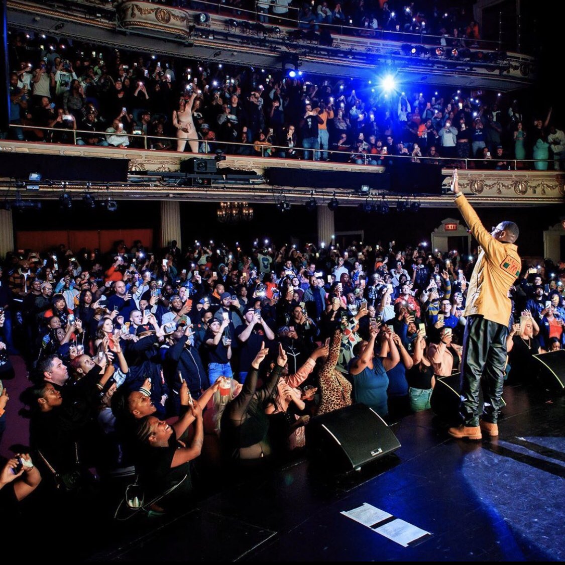 DapperDanHarlem's tweet photo. Legendary @ApolloTheater nights. Shout-out to @MyFabolousLife for his sold-out show in #Harlem for the #ColdSummerTour.
@MyFabolousLife is wearing custom @Gucci by @DapperDanHarlem.
🧵 #MadeAtDaps ✂️ | Coming Soon
📸: #EvanPierce https://t.co/mVJxs1nHYu