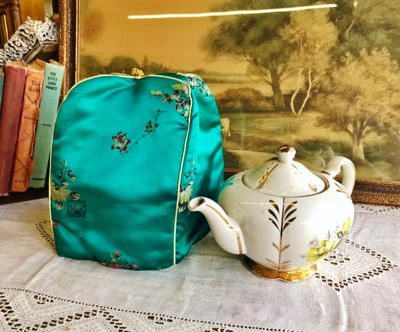 This vintage TEA COSY of ChiNESe SiLK is the most PRETTY shade of teal blue. It has brocade flowers and is quilted inside with blue material. 
 #TeaCozy 
#VintageTeaCozy
 #TeaCosy  
#Chinoiserie
 #Orientalia 
#TeaParty 
 #MothersGift
 #TeapotCover  
etsy.com/listing/737895…
