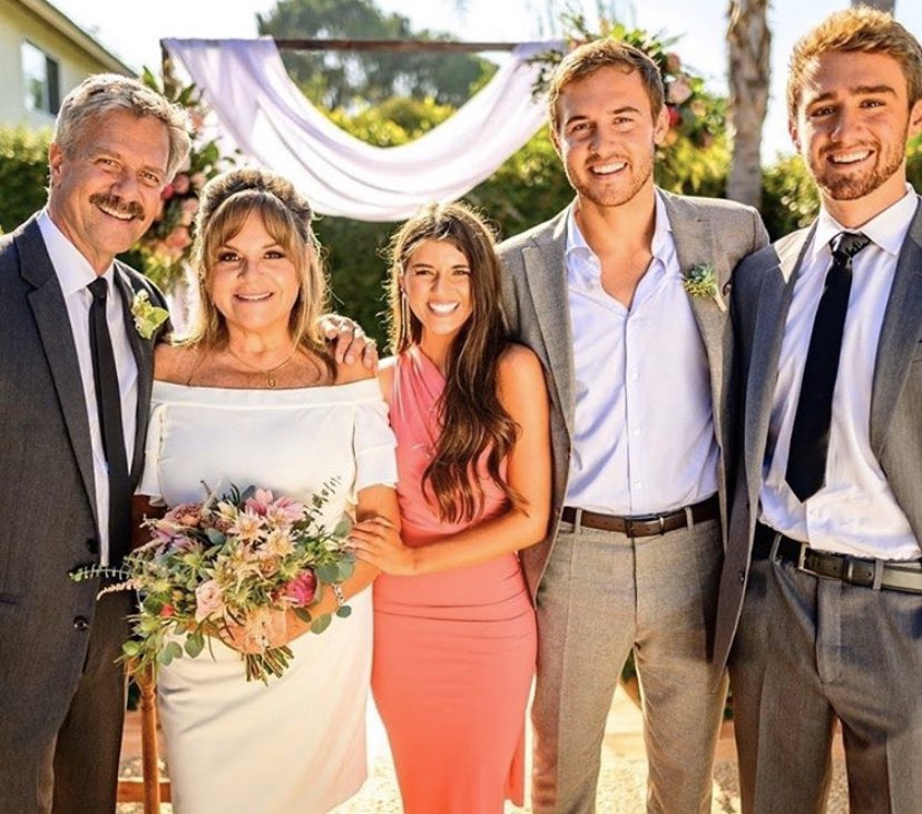 JessSRuns's tweet photo. What really happened at this vow renewal?! #TheBachelor https://t.co/ZJXTRhariP