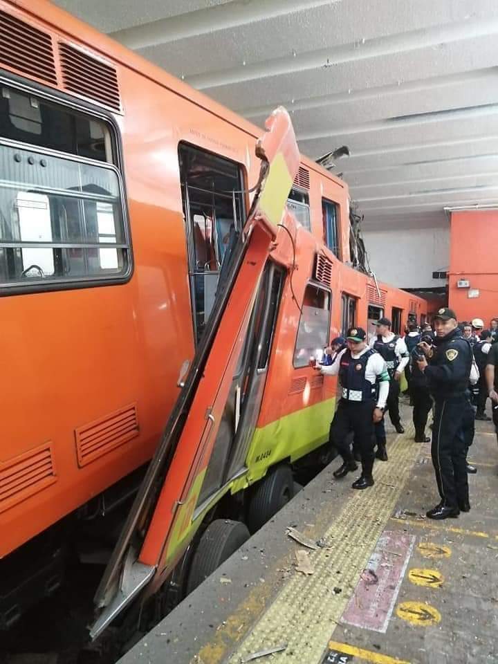 RompevientoTV's tweet photo. #AlMomento Según cifras preliminares, el accidente en el en la estación Tacubaya del @MetroCDMX ha dejado una persona fallecida y 41 heridos. https://t.co/3ZxOpWNlFA