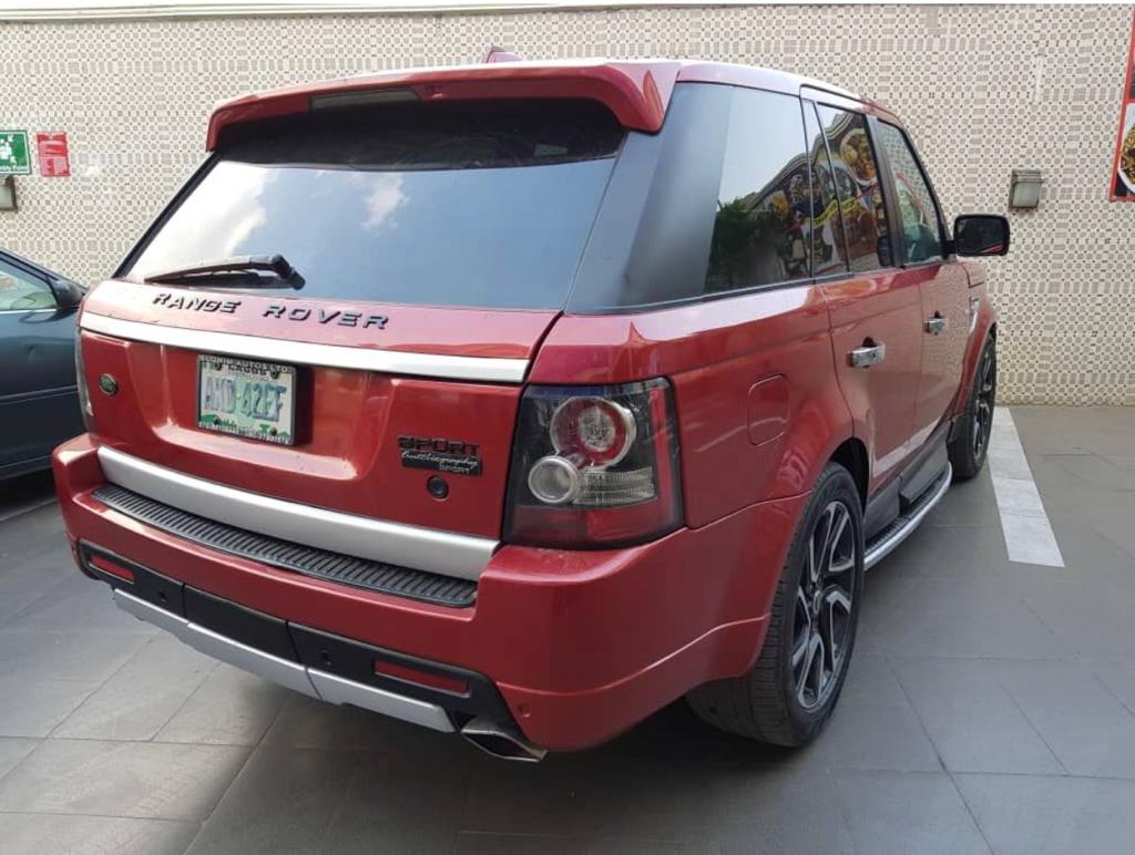 4. 2008Range rover sports. Only issue :worn out leather seatsEvery other part is working absolutely fine Price :3m
