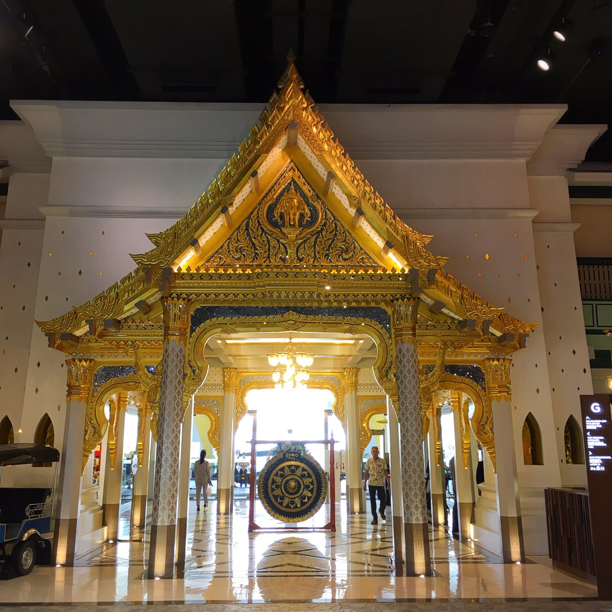 M_Khinimarn's tweet photo. เมื่อ Icon Siam โล่ง 
เราพบว่าการได้ละเลียดดูรายละเอียดการตกแต่งแล้วบรรจงถ่ายรูปได้ เป็นความสุขใจอย่างหนึ่ง 

ช่วยอุดหนุนของกินมาตามกำลังนะคะ... เราต้องผ่านไปด้วยกันนะคะทุกคนนนน 😳👍🏻✨ https://t.co/JagepPW455