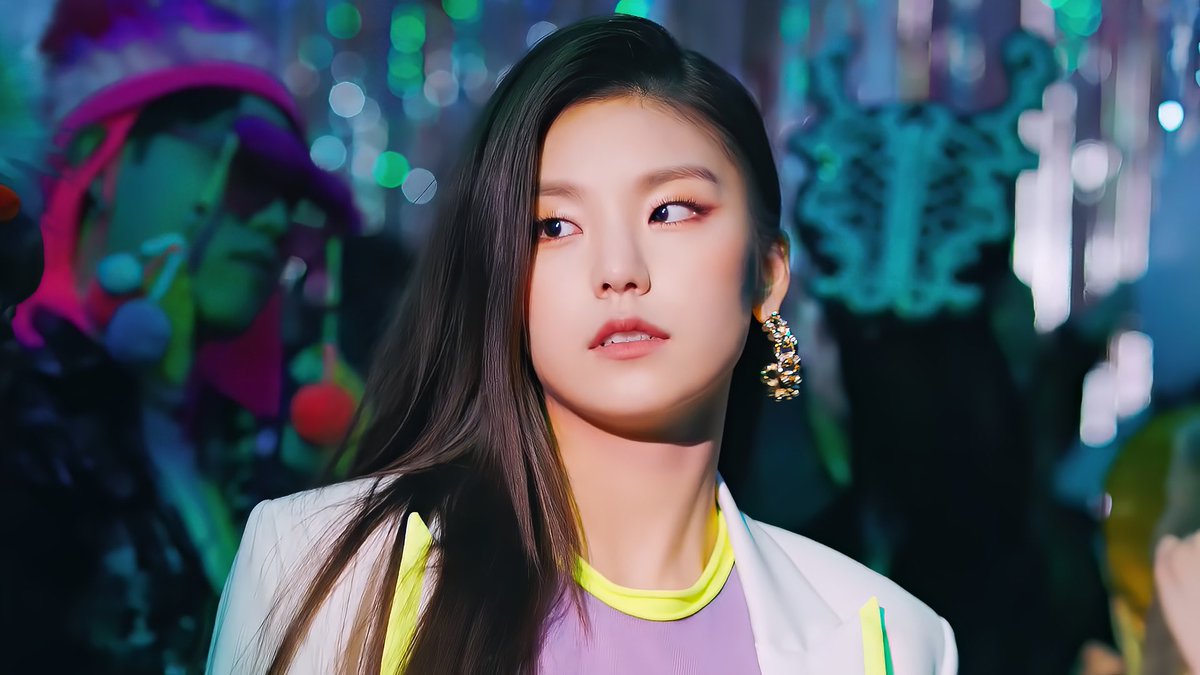 Itzy yuna loco. Itzy обложка. Песня none of my business itzy. Itzy loco. Лиа итзи.