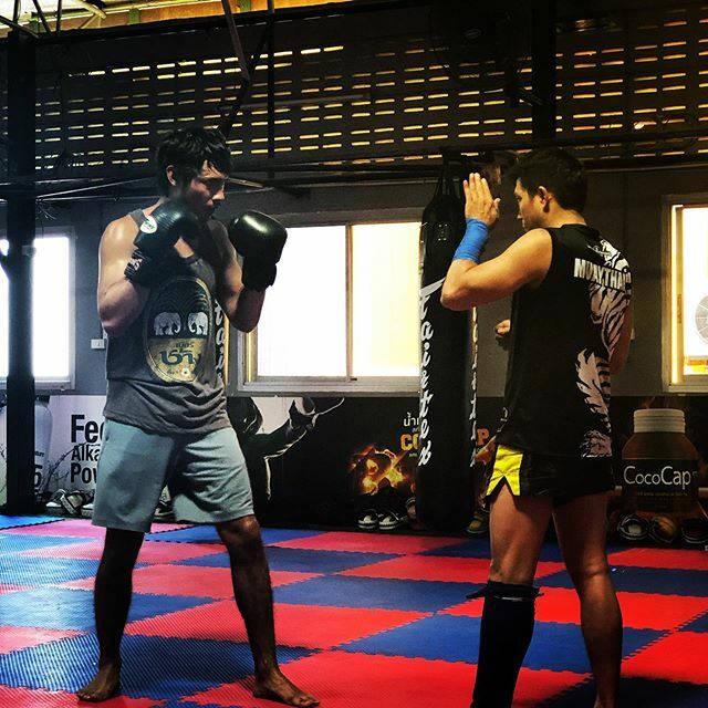 SoulTraumer's tweet image. Morning Muay Thaï Training #muaythai #boxethai #boxe #morningtraining #trainingcamp #training💪 #sport #jaroenthonggymmengjai #bangkok # #thailand🇹🇭 ift.tt/2xuxaCr
