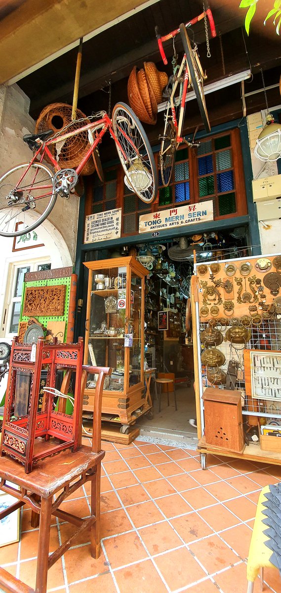palmerdebra's tweet photo. Old shop houses with so much chatacter. Found this antiques shop while walkimg around the area next to my office at lunch time. Only after I took these pics that I realized "No Photography" was allowed. Oops! #singapore #antiquesstore https://t.co/dQ9jKFlkrr