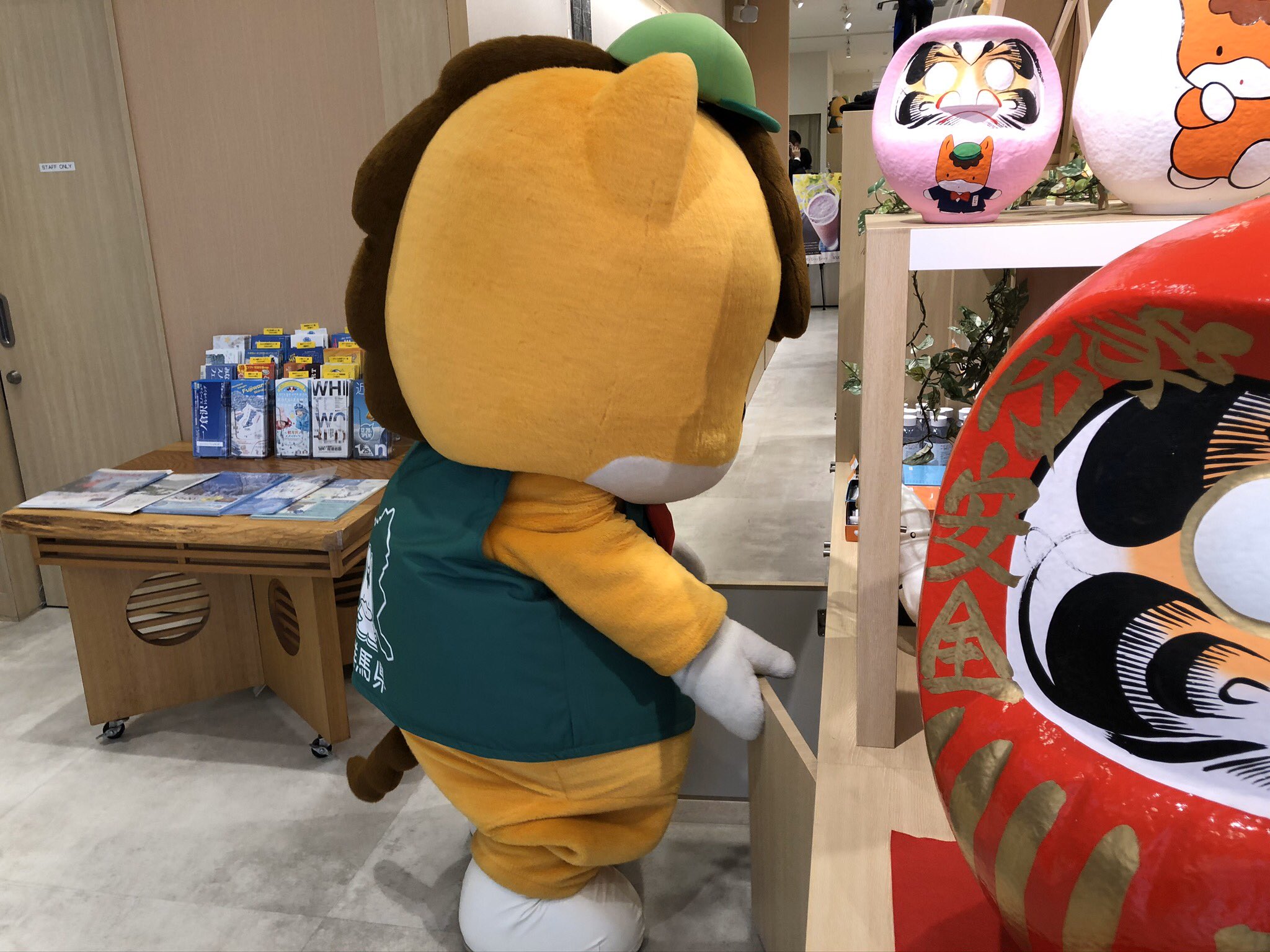 ぐんまちゃん家 公式 ぐんまちゃんオフショット 商品の品出しのお手伝いをしている ぐんまちゃんをこっそり撮影 V ぐんまちゃん ぐんまちゃん家 T Co 25e6dsey8y Twitter