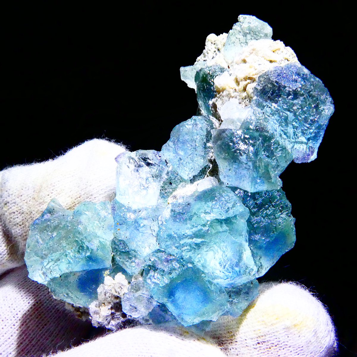 鉱物販売さくら屋 Sur Twitter 中国湖南省産 フローライト ブルーグリーンタイプ バイカラーの結晶が多くて 角度によって色合いが変わって 綺麗ですよ メルカリ フローライト 宝石の国 蛍石 綺麗シリーズ パワーストーン