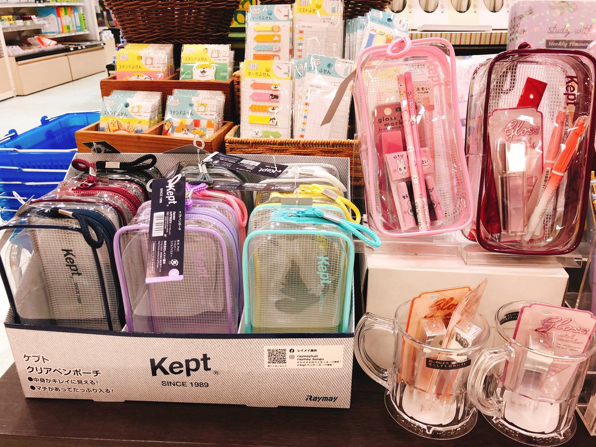 コロナ休業中 くまざわ書店アクアシティお台場店 Auf Twitter 文具新商品 レイメイ藤井 さんの ケプトペンポーチ クリア登場 文具やメイク道具を入れると中が見えて可愛い 入れる中身もついつい悩んじゃいます カラーは9色あります 是非推しカラー