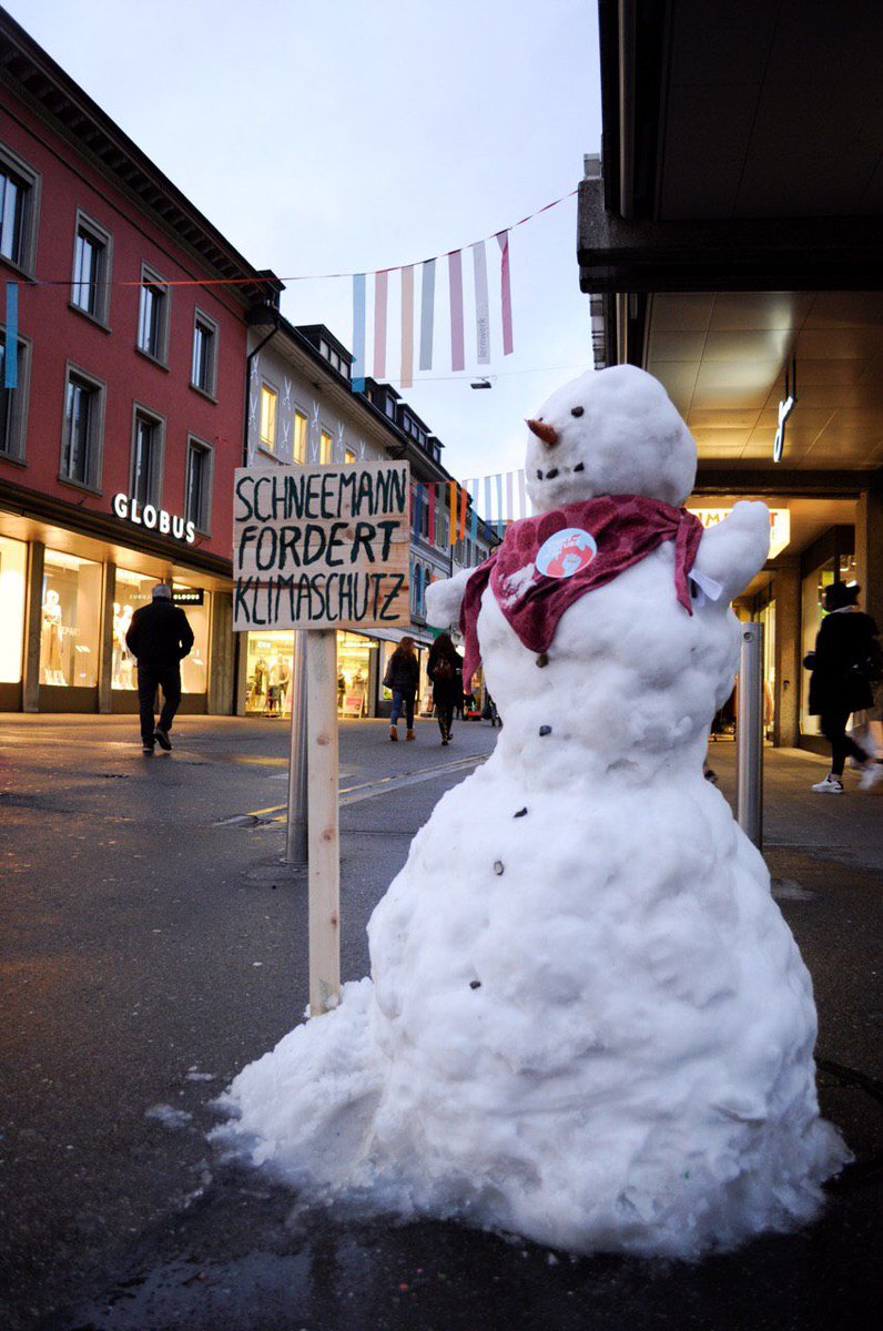 MyFutureAction's tweet photo. Heute in einer Woche wird die das CO2-Gesetz im Nationalrat diskutiert. Schweizweit wurden im Februar über 30 besorgte Schneemenschen gebaut.
Nutze die Bilder, um eine persönliche Nachricht an die Parlamentarier*innen zu schreiben. Bleib respektvoll.
https://t.co/fZO1UMgrzI https://t.co/rkB0I1iUvQ