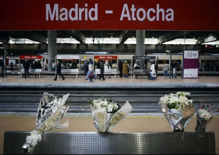 JoseJRM5's tweet photo. Hoy se cumplen 16 años del terrible atentado del #11M. Madrid se tiñó de luto con 193 muertos y más de 1.700 heridos que siguen en el recuerdo de todos. https://t.co/2QMuudrduu