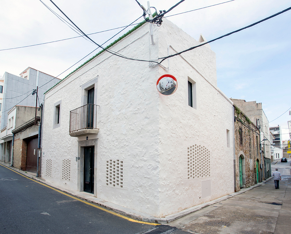 efemarq's tweet photo. Cases i gats tenen més d'una vida. Aquesta Casa de #Pescadors a L'Escala, de 1887, ja n'havia gastat més d'una. L'arquitecta Olga #Muñoz, però, la restaurà el 2017-18 unificant l'espai interior i fent renéixer el sostre: una elegant "#volta d'ansa-paner de #rajol pla encintat". https://t.co/OiFYs2OOjC
