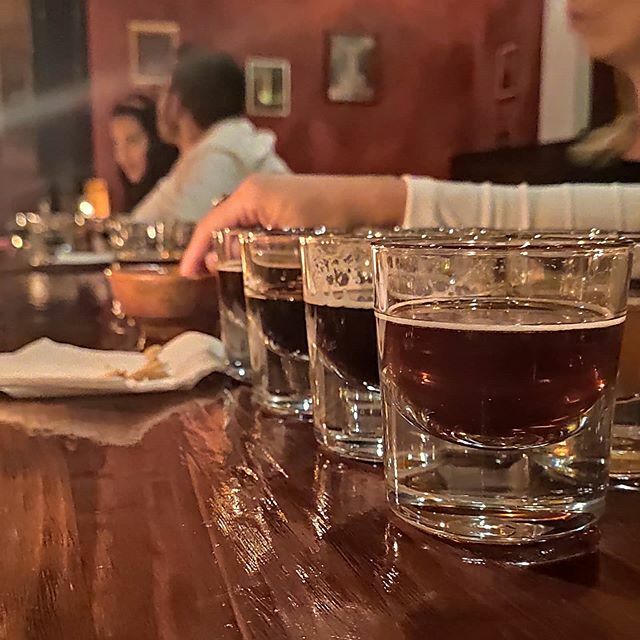 vueltegatoguin's tweet photo. Cerveza Güin, la cerveza artesanal de Occidente y Vueltegato Pub te ayudan a convertirte en experto(a) cervecero(a) en un atardecer. Con estos conocimientos disfrutarás aún más del brebaje de la felicidad. Un paso más para pasar de chelero(a) en sibarita… https://t.co/8QApR5XOo9 https://t.co/nl7cDbX9Uq