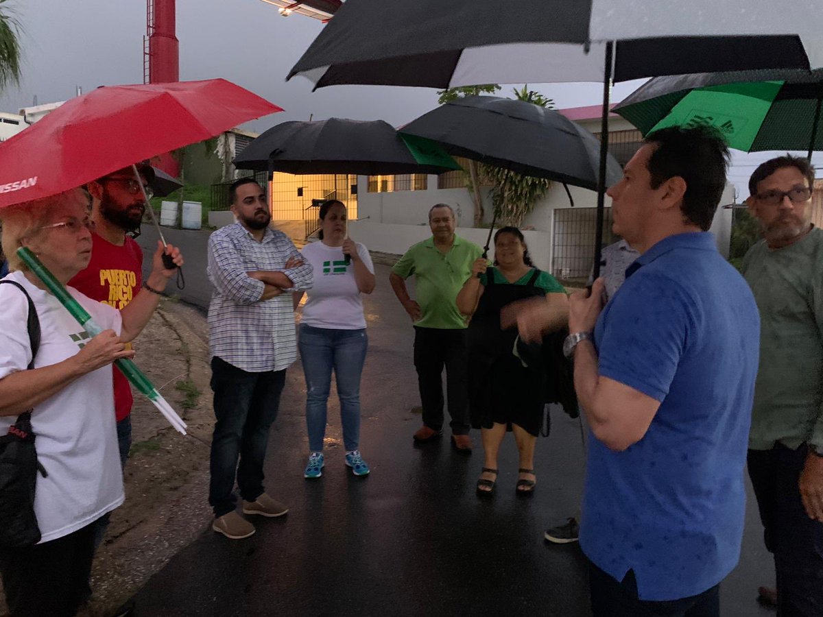 Llevando el mensaje de una #PatriaNueva junto a <a href="/juandalmauPR/">Juan Dalmau</a> en la Urbanización Jardines de Río Grande