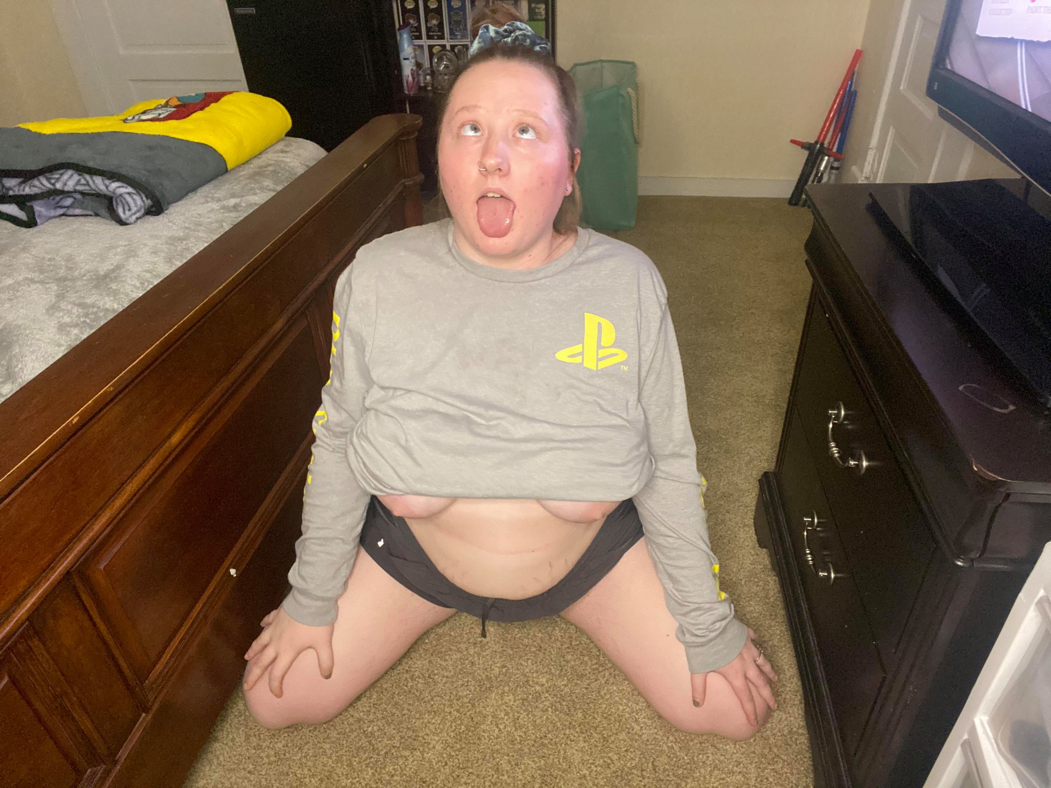 This gamer girl is ready for daddys milk <3 ;) https://t.co/6TkFa3Y8Yi