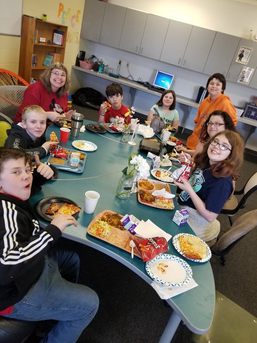 mrsnelsonsroom's tweet photo. We ended our diner #classroomtransformation with lunch together with special foods and special guests @MichelleAlding1 and an equivalent fraction cookie recipe in math @MerCoMath #eaglepride https://t.co/tyScwUySD9
