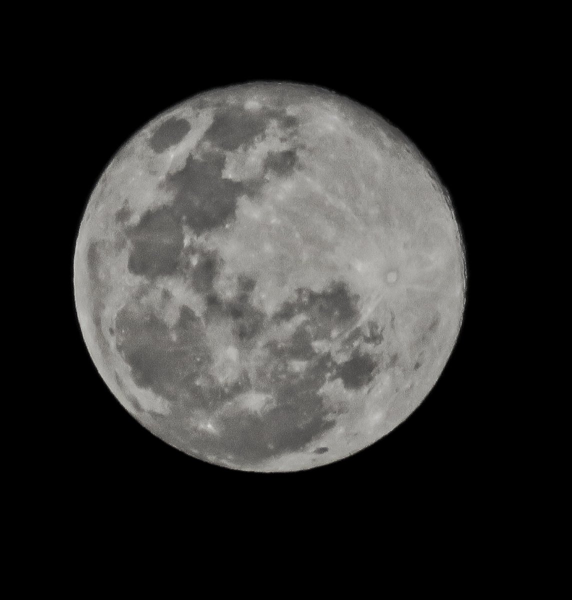 araujo1503's tweet photo. @noticias4vision 

Luna de Azucar #LunaN4V tomada ayer https://t.co/hH6WD2qosq