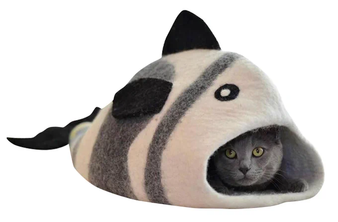 まるでお魚に食べられたみたいな「フェルトの猫のおうち」登場!

「フェルトの猫のおうち ネコクーン魚」のWEB販売を開始?

羊毛100%でできている猫のおうちは、ネパールの女性職人によってひとつずつていねいに制作されたフェアトレード商品なのですニャ?

⇒(https://t.co/oNntREOD0M) 