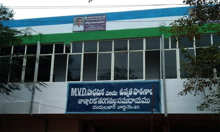 Democratic_TV's tweet photo. The #AndhraPradesh High Court directed the state government to remove the YSRCP party colours from all the government buildings within 10 days. The court's direction comes ahead of the Local Body elections for which the Model Code of Conduct will be in place soon. https://t.co/Svn2d2Eb7i