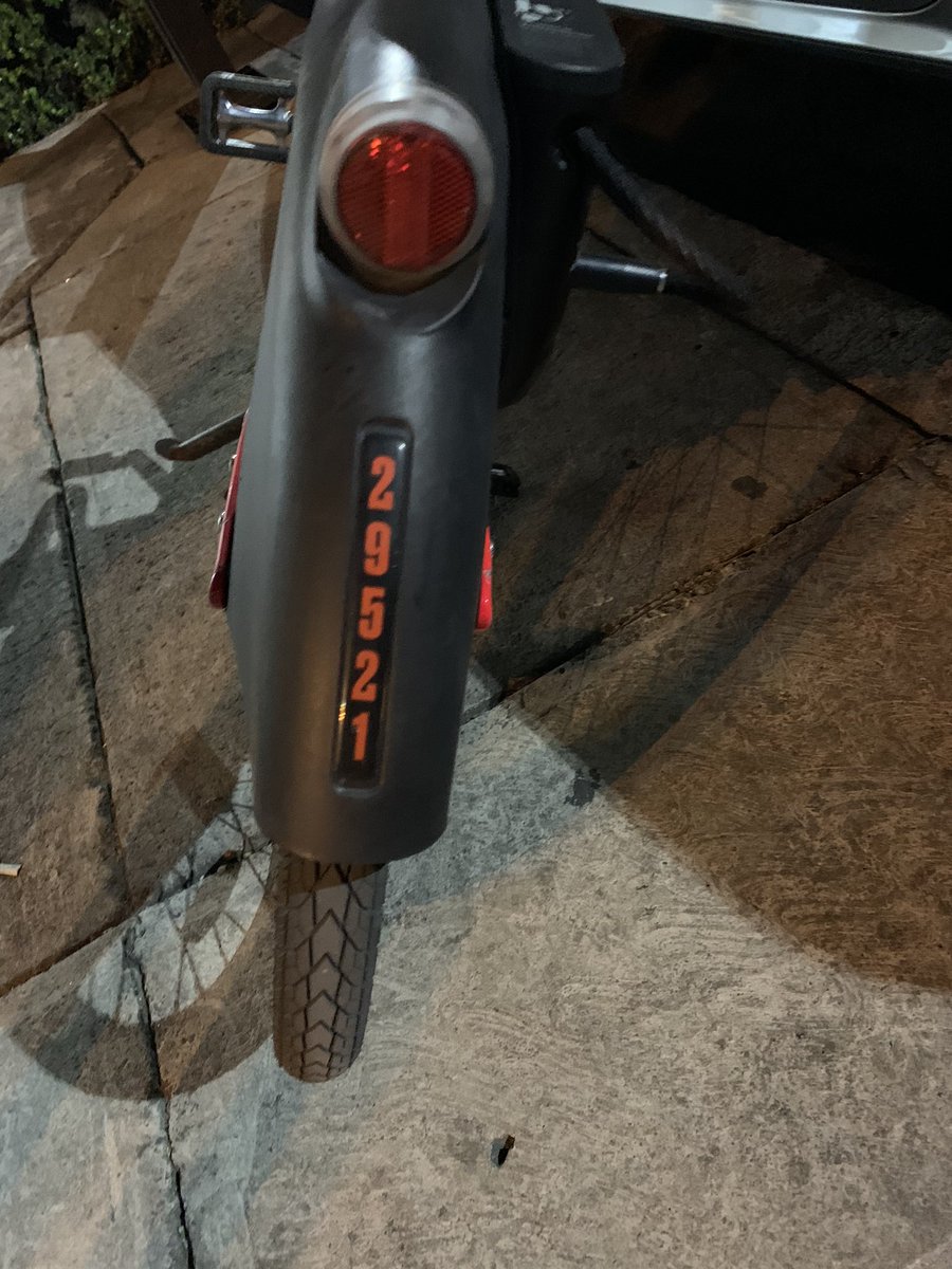 Hola a todos y especial a <a href="/Profeco/">Profeco</a>, <a href="/FiscaliaCDMX/">Fiscalía CDMX</a> <a href="/LaSEMOVI/">Secretaría de Movilidad CDMX</a>. Hace unas semanas saliendo de una reunión de Polanco encontré una bicicleta de <a href="/Uber_MEX/">Uber Mexico</a> @JUMPbyUber caída sobre mi coche causando un daño. Fue reportado a ellos y les valió madres... me podrían ayudar a denunciarlos?