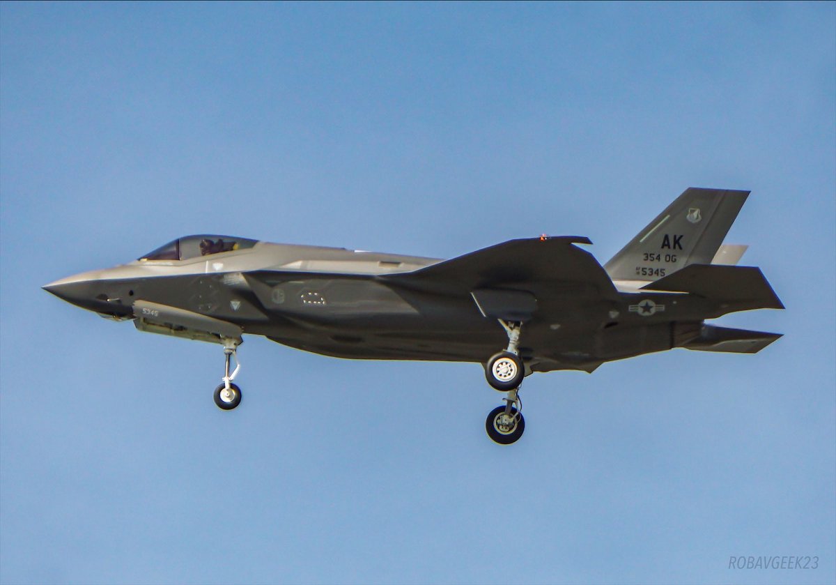 Roberto20431900's tweet photo. The first Alaskan F-35A for the 354th Fighter Wing (Eielson Air Force Base) on final for 18 at NAS Fort Worth JRB. #combatlearjet #F35lightningii #lockheedmartin #f35a #eielsonafb #combataircraftmagazine https://t.co/C6NIgSt6n8