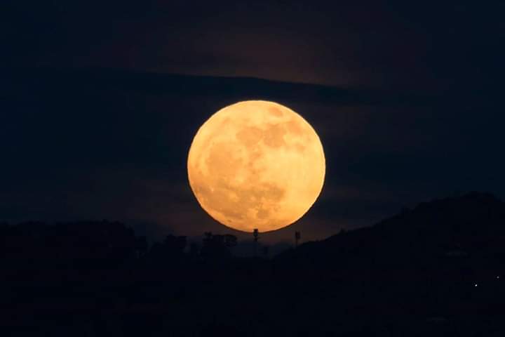 DThristy's tweet photo. Te dedico la luna de ésta noche. ❤️ https://t.co/wPMSOJqaeP