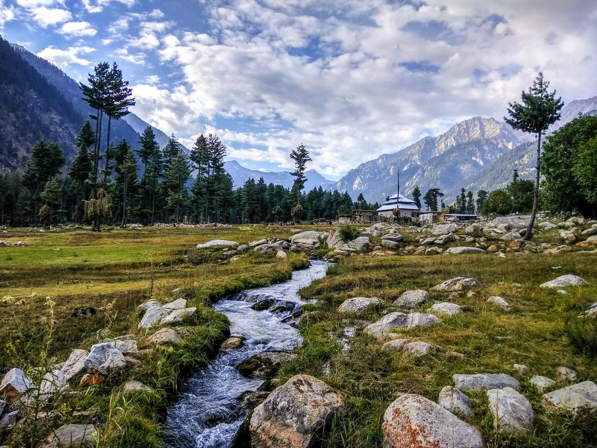 chkar_official's tweet photo. Mountains give peace to the mind and soul. Kumrat Valley is one of Pakistan's most beautiful places. Have you got any plans of visiting the valley this summer?
#Chkar #Swat #KumratValley #Mountains #Lakes #Rivers #Meadows #NorthernAreas #Experiences https://t.co/ir4syDCzdO