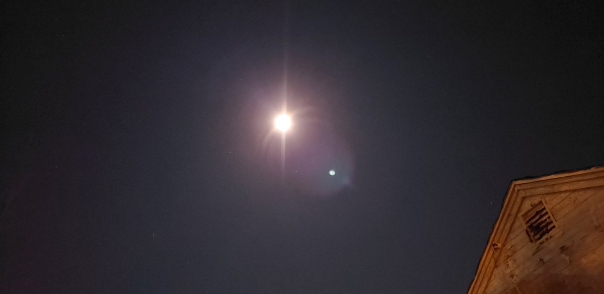 lbox327's tweet photo. 🤔🤔🤔🤔🤔🤔

We had our first clear night in a long long time

Nothing seemed Right, the bright light even appears closer than before https://t.co/EBOd3gw97K