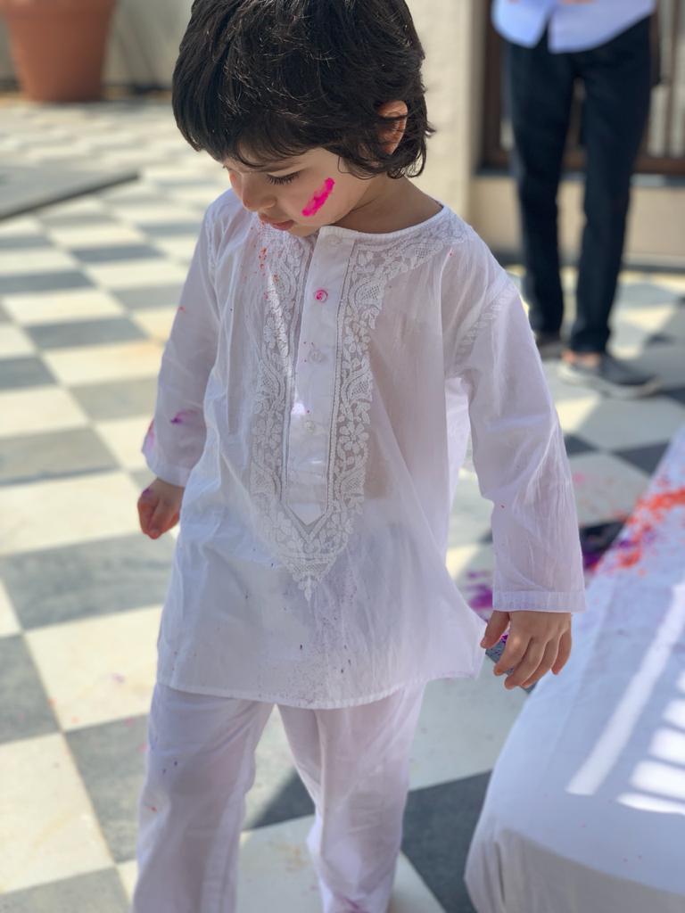 boxofficeindia's tweet image. Just like #KareenaKapoorKhan, pink seems to be #TaimurAliKhan's favourite Holi colour too.
#TimTim