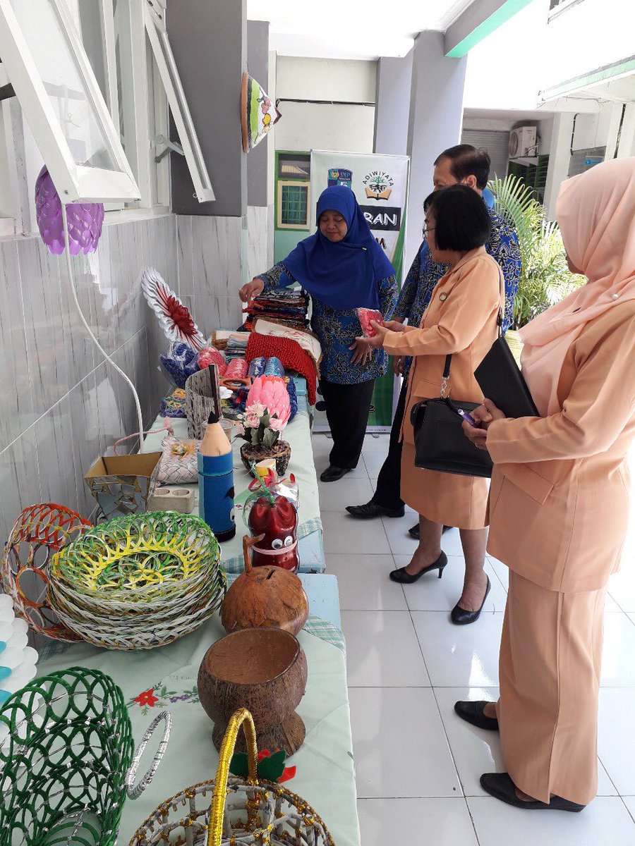 ratihromadhoni's tweet photo. Pameran Aksi, Kreasi, dan Inovasi Gerakan 3R SMPN 5 Madiun https://t.co/sGnwjW7eB1